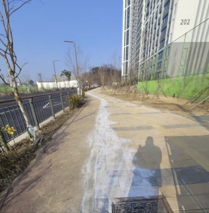 아스콘 덧씌우기 후 완성면 — 덧씌우기로 노면 경사를 다시 잡을 수 있습니다