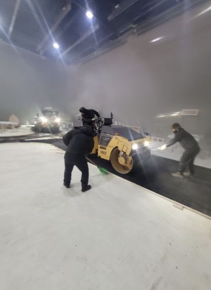 실내 아스콘 포장 롤러 다짐 작업 중