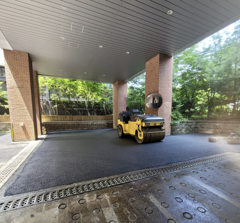 아파트 주차장 롤러 다짐 작업 중