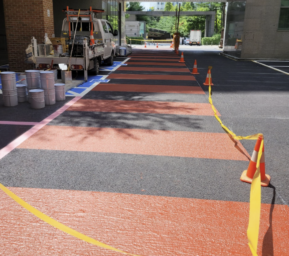 주차장 노면표시 도색 작업 중